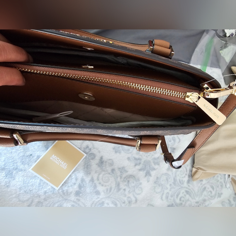 NWOT MICHAEL KORS LYNN LOGO MONOGRAM LARGE SATCHEL - Picture 9 of 10